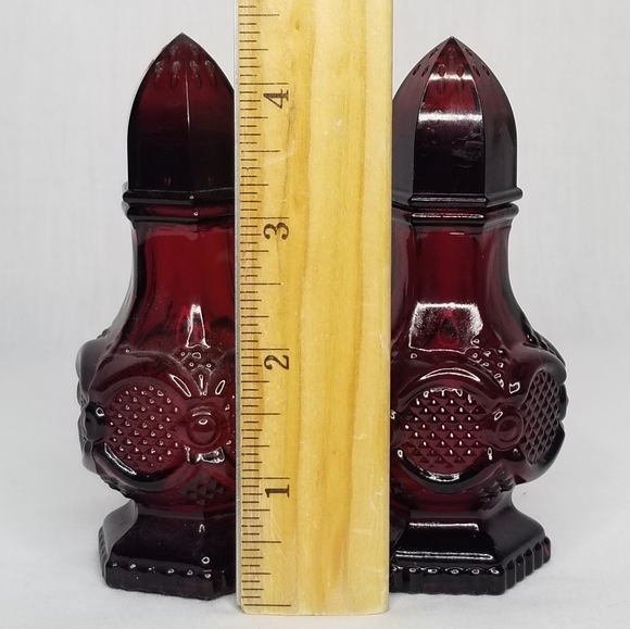 Vintage Avon 1876 Cape Cod Collection Ruby Red Glass Salt And Pepper Shaker Set - Picture 10 of 12